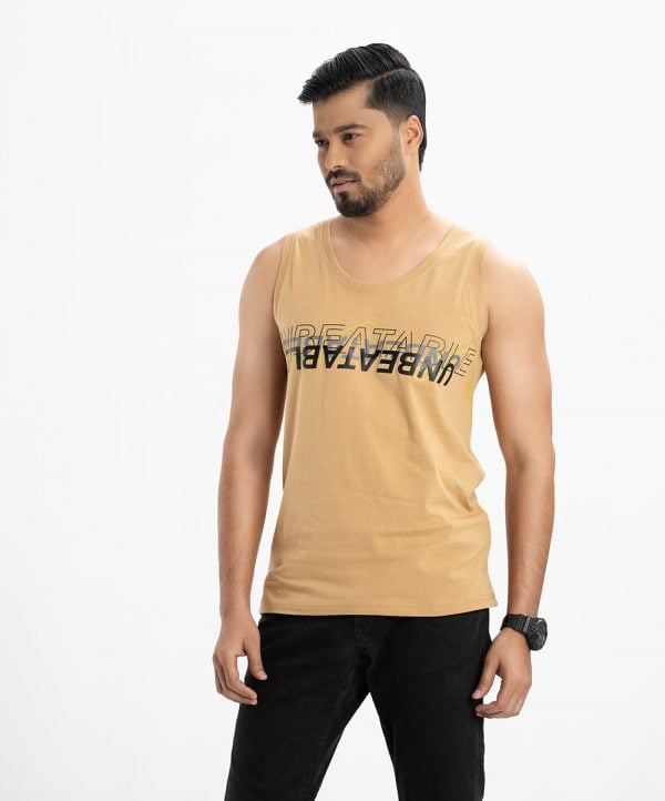 Men's slim fit gym vest in cotton single jersey fabric. Round neck, sleeveless. Print detail at front.