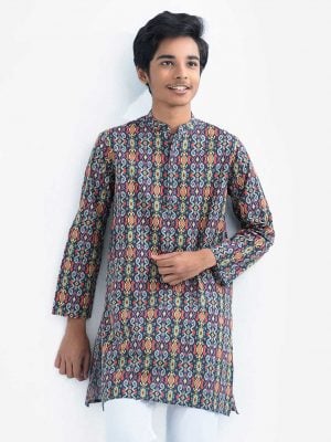 Teen boys panjabi in cotton fabric. Mandarin collar, full-sleeved. Inseam pockets and button fastening at the front.