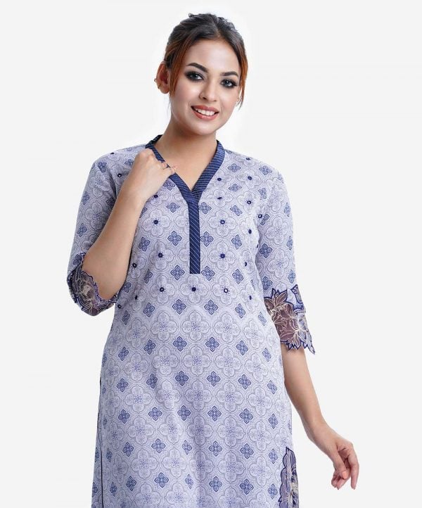 Printed straight kameez in zoom fabric. V-neck with the attached patch. Scallops at sleeved and hemline with karchupi.
