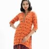 Printed straight kameez in viscose fabric. V-neck, three-quarter sleeved. Attach patch sleeve and hemline