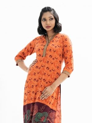 Printed straight kameez in viscose fabric. V-neck, three-quarter sleeved. Attach patch sleeve and hemline