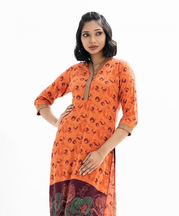 Printed straight kameez in viscose fabric. V-neck, three-quarter sleeved. Attach patch sleeve and hemline