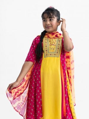 Kids girl A-line salwar kameez in viscose fabric. Round neck, three-quarter sleeved. Embroidery and slit at the front. Completed with palazzo pant and Tie-dye chiffon dupatta