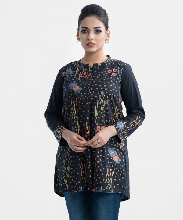 Printed A-line tunic in cotton fabric. Long-sleeves, stand collar and karchupi at the front.