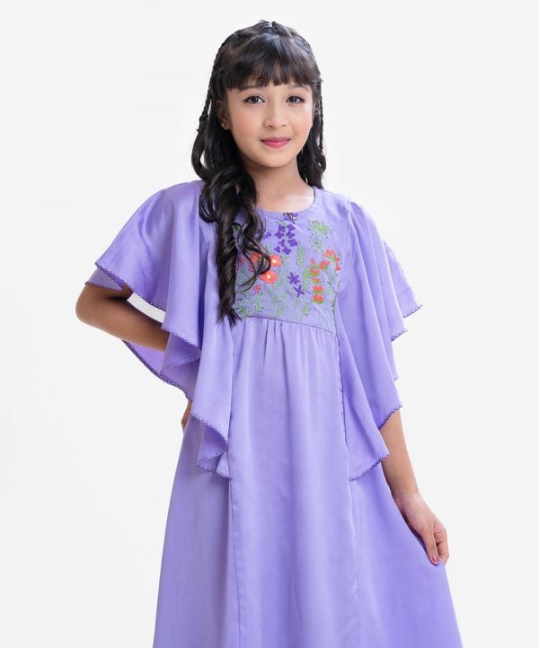 Kid girls frock in crepe fabric. Butterfly-sleeved, round neck. Karchupi at front.