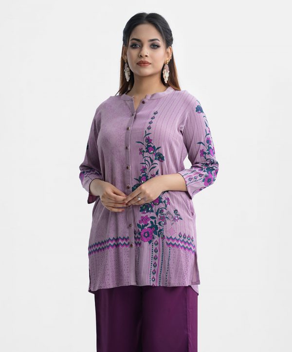 Printed ladies shirt in joom fabric. Stand collar, three-quarter sleeved. Karchupi and button fastening at the front.