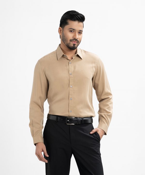 Men's regular fit formal shirt in viscose blended fabric. Classic collar and Long-sleeves.