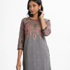 Printed straight kameez in crape fabric. Round neck, three-quarter sleeves and karchupi at the front.