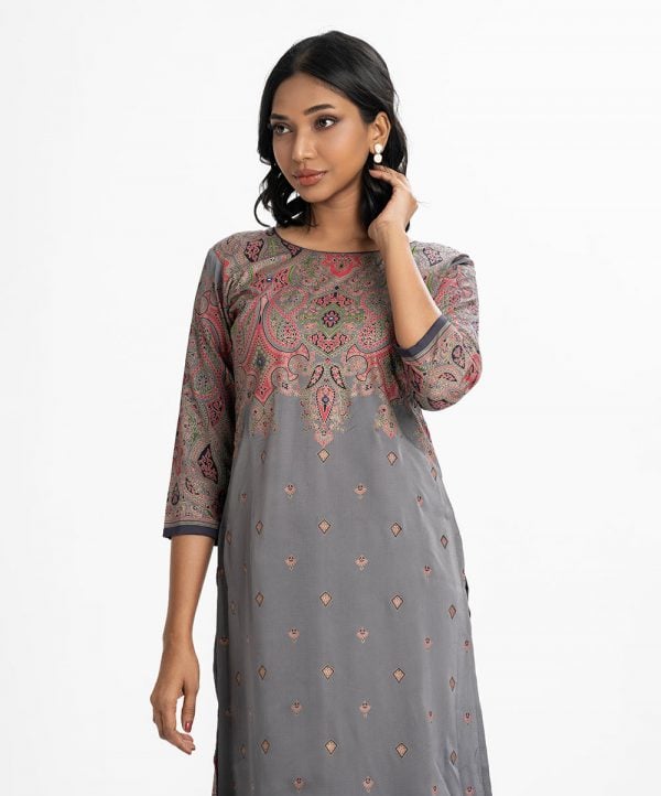 Printed straight kameez in crape fabric. Round neck, three-quarter sleeves and karchupi at the front.
