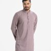 Men's slim-fitted panjabi in jacquard fabric. Mandarin collar, inseam pockets. Button fastening at the front.
