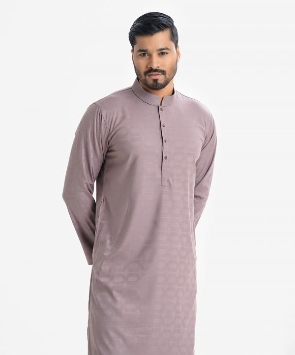 Men's slim-fitted panjabi in jacquard fabric. Mandarin collar, inseam pockets. Button fastening at the front.