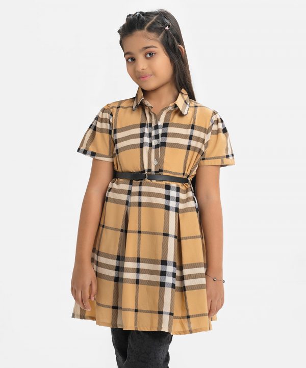 Kid girls A-line tunic in georgette fabric. Classic collar, short-sleeved. Box pleated at the waistline with a waist-belt.