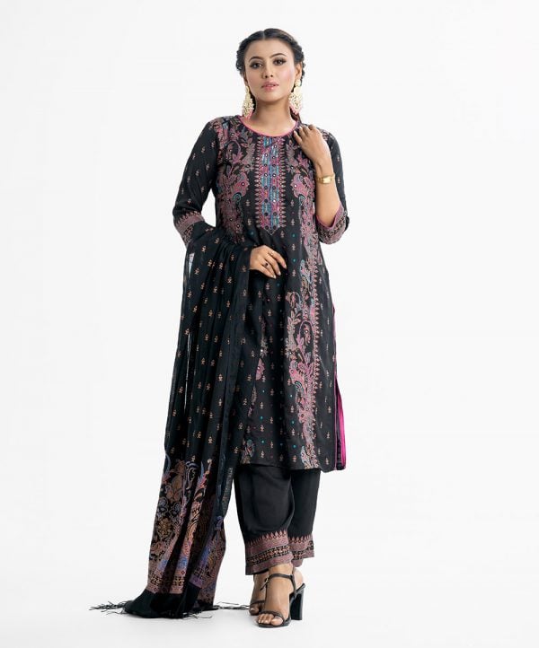 Women's printed Salwar Kameez in crepe fabric. Round neck, three-quarter sleeves and karchupi at the front of kameez. Half-silk dupatta with pant pajamas.