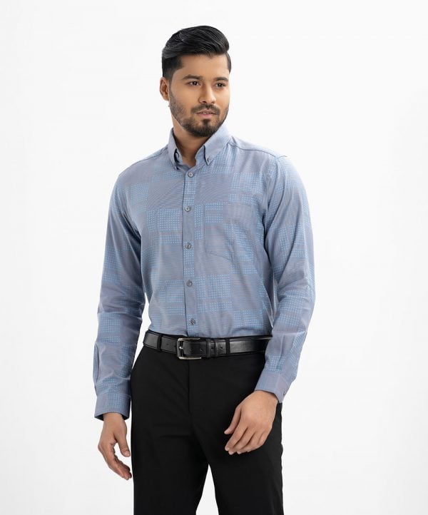 Men's printed long-sleeved formal shirt in cotton jacquard fabric. Classic collar with a chest pocket. Adjustable buttons at the cuffs.