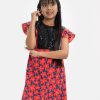 KId girls A-line tunic in georgette fabric. Short sleeves, round neck. Cut and sew at the front, frills at the front and a waistbelt.