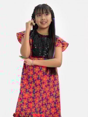 KId girls A-line tunic in georgette fabric. Short sleeves, round neck. Cut and sew at the front, frills at the front and a waistbelt.