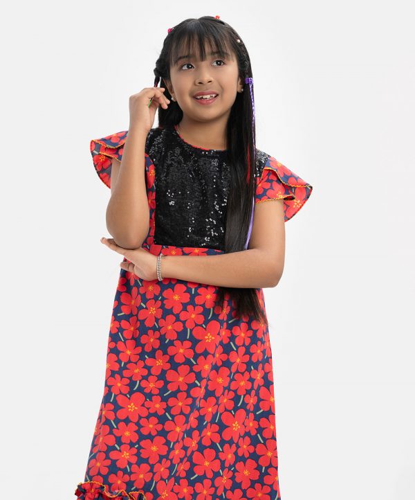 KId girls A-line tunic in georgette fabric. Short sleeves, round neck. Cut and sew at the front, frills at the front and a waistbelt.