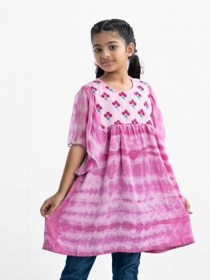 Kids girls tent style tunic in crepe fabric. Round neck, butterfly sleeved and karchupi at the front.