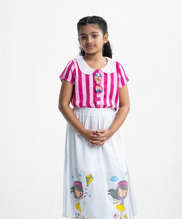 Kid girl's woven set in stripe-printed georgette and viscose fabric. Baby collar, short sleeves and shirt style with front bow attached top. Side lace attach and playful print detail at the front of the skirt.