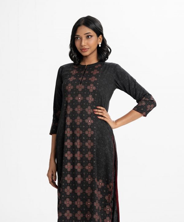 Ethnic printed straight kameez in Georgette fabric. Three-quarter sleeves, stand collar. Karchupi at the front.