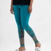 Women's leggings in cotton knit fabric. Concealed elasticated waistline and print at the hemline.