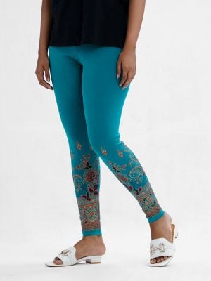 Women's leggings in cotton knit fabric. Concealed elasticated waistline and print at the hemline.