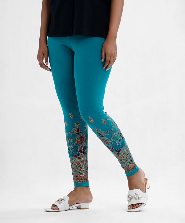 Women's leggings in cotton knit fabric. Concealed elasticated waistline and print at the hemline.