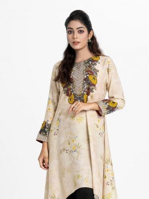 Printed A-line long tunic in blended cotton fabric. Round neck and three-quarter sleeves. Karchupi at the front.