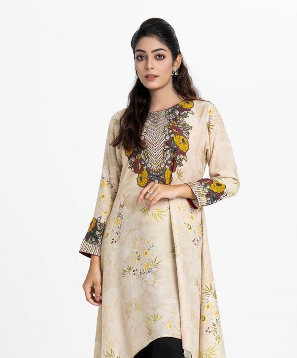 Printed A-line long tunic in blended cotton fabric. Round neck and three-quarter sleeves. Karchupi at the front.
