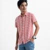 Teen boys printed short-sleeve shirt in viscose fabric. Classic collar, button fastening at the front.