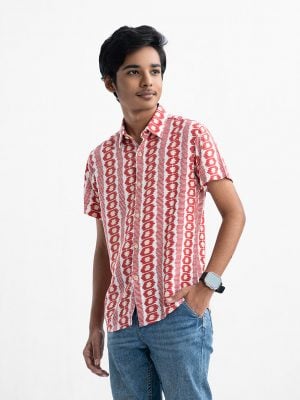 Teen boys printed short-sleeve shirt in viscose fabric. Classic collar, button fastening at the front.
