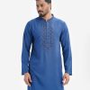 Men's slim-fitted panjabi in cotton fabric.Mandarin collar and inseam pockets. Embroidery at the front.