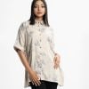 Printed ladie's shirt in satin fabric. Classic collar, short-sleeved. Button fastening at the front.