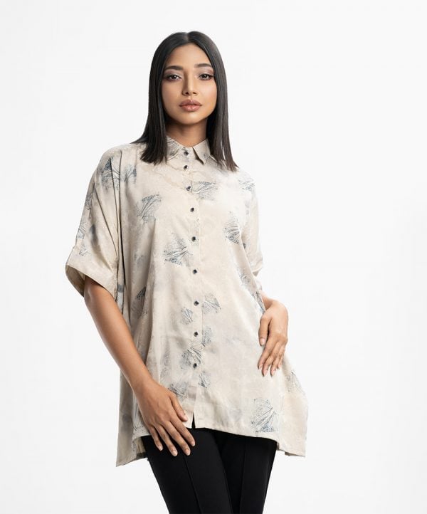 Printed ladie's shirt in satin fabric. Classic collar, short-sleeved. Button fastening at the front.