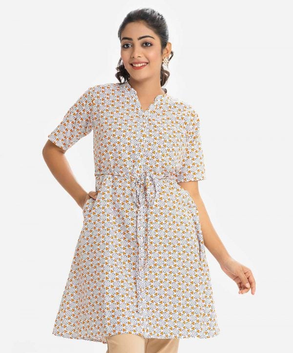 Printed A-line tunic in cotton fabric. Stand collar, short-sleeve. Button fastening and waistbelt.