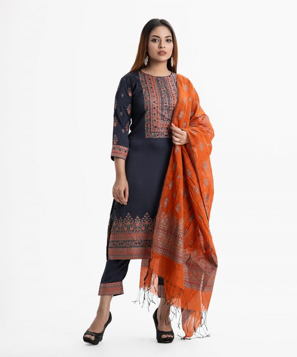 Women's printed Salwar Kameez in crepe fabric. Boat neck, three-quarter sleeves and karchupi at the front of kameez. Half-silk dupatta with pant pajamas.
