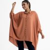 Printed elongated tunic abaya in georgette fabric. line stitching at the front, classic collar full sleeve. button fastening and high low hem.