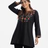 Women's printed short tunic in slab cotton. Lantern sleeved, round neck with v-cut and karchupi at the front.