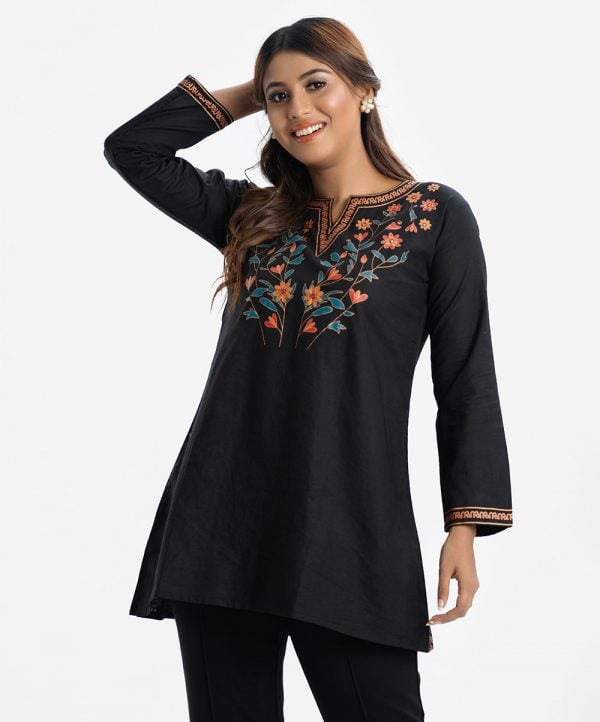 Women's printed short tunic in slab cotton. Lantern sleeved, round neck with v-cut and karchupi at the front.
