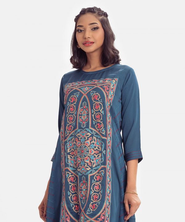Women's elongated kameez in crepe fabric. Round neck, three-quarter sleeved. Karchu[i at the front and line stitching at the sleeve and On both sides