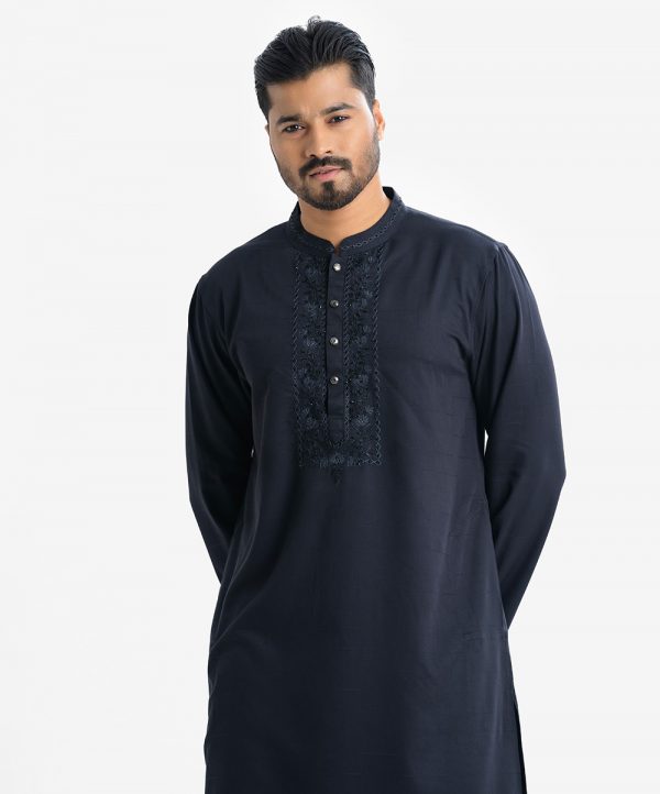 Men's premium panjabi in Jacquard fabric. Mandarin collar, inseam pockets, karchupi and button fastening at the front.
