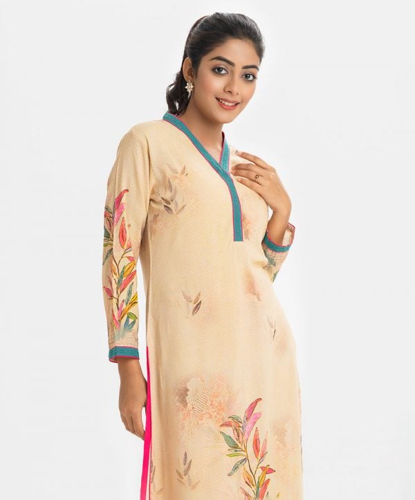 Printed straight kameez in viscose fabric. V-neck, long-sleeved and attached lace at the hemline.