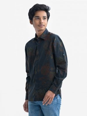 Printed long-sleeve shirt in cotton fabric. Classic collar, button fastening at the front and adjustable cuff.