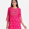 Printed straight kameez in viscose fabric. Round neck, three-quarter sleeved. karchupi and smokey at the front.