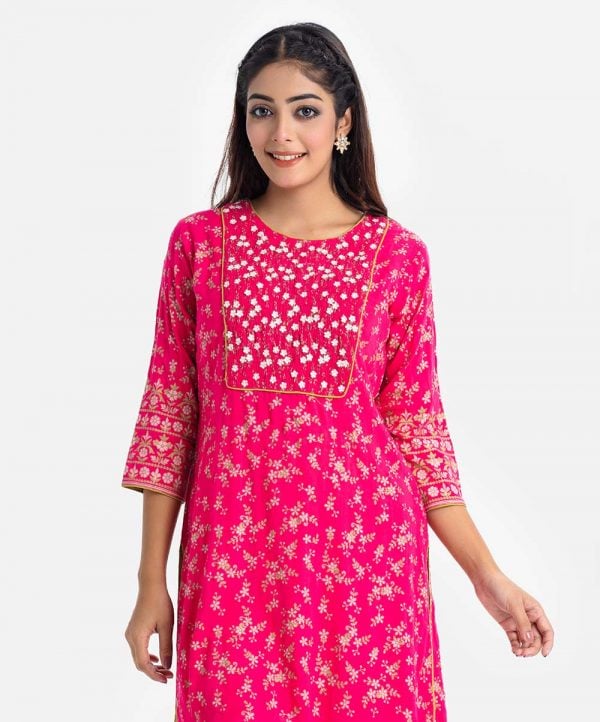 Printed straight kameez in viscose fabric. Round neck, three-quarter sleeved. karchupi and smokey at the front.