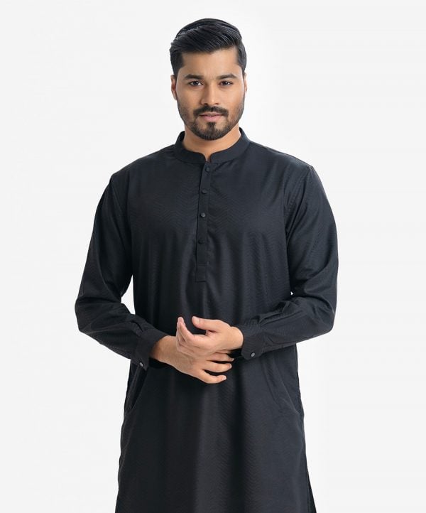 Men's slim fit panjabi in jacquard cotton fabric. Mandarin collar and inseam pockets.