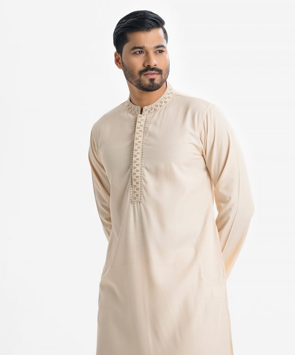 Mens slim-fitted panjabi in cotton fabric. Mandarin collar and inseam pockets. Embroidery at the front.