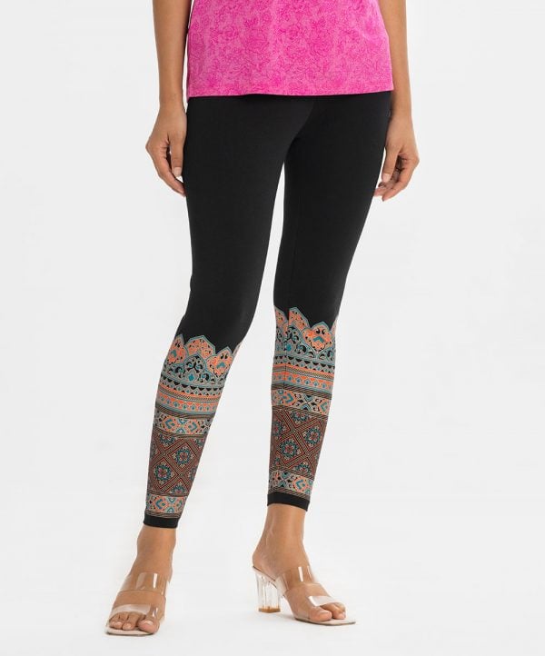 Women's leggings in cotton knit fabric. Concealed elasticated on the waistline.