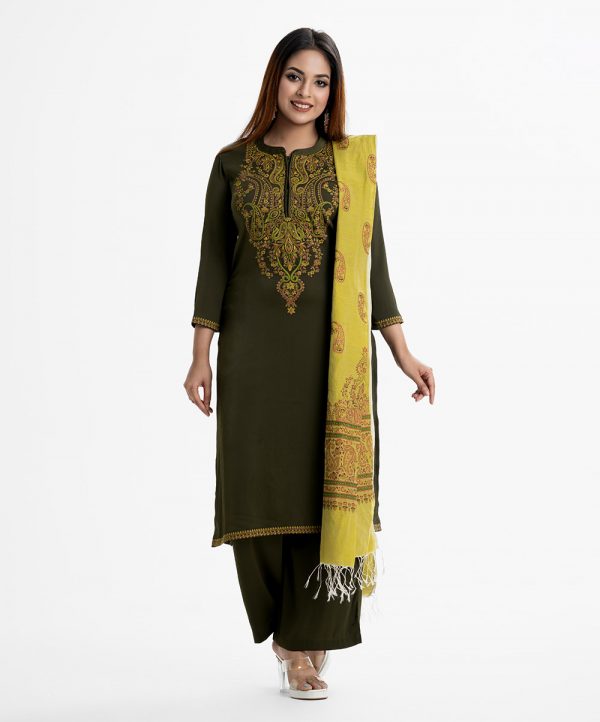 Women's printed Salwar Kameez in joom fabric. Round neck, three-quarter sleeves and embroidery at the front of kameez. Half-silk dupatta with pant pajamas.