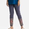 Women's leggings in cotton knit fabric. Concealed elastication on the waistline and print at the hemline.